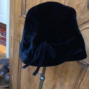 ❄️VINTAGE BLACK VELVET HAT - ASYMMETRICAL DESIGN.  SHORTER IN BACK THAN FRONT❄️